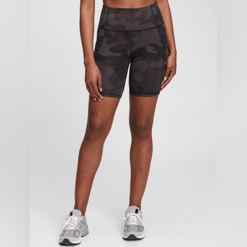 ✨EUC! GapFit Recycled Power Bike Short with Pockets in Black Camo, S.